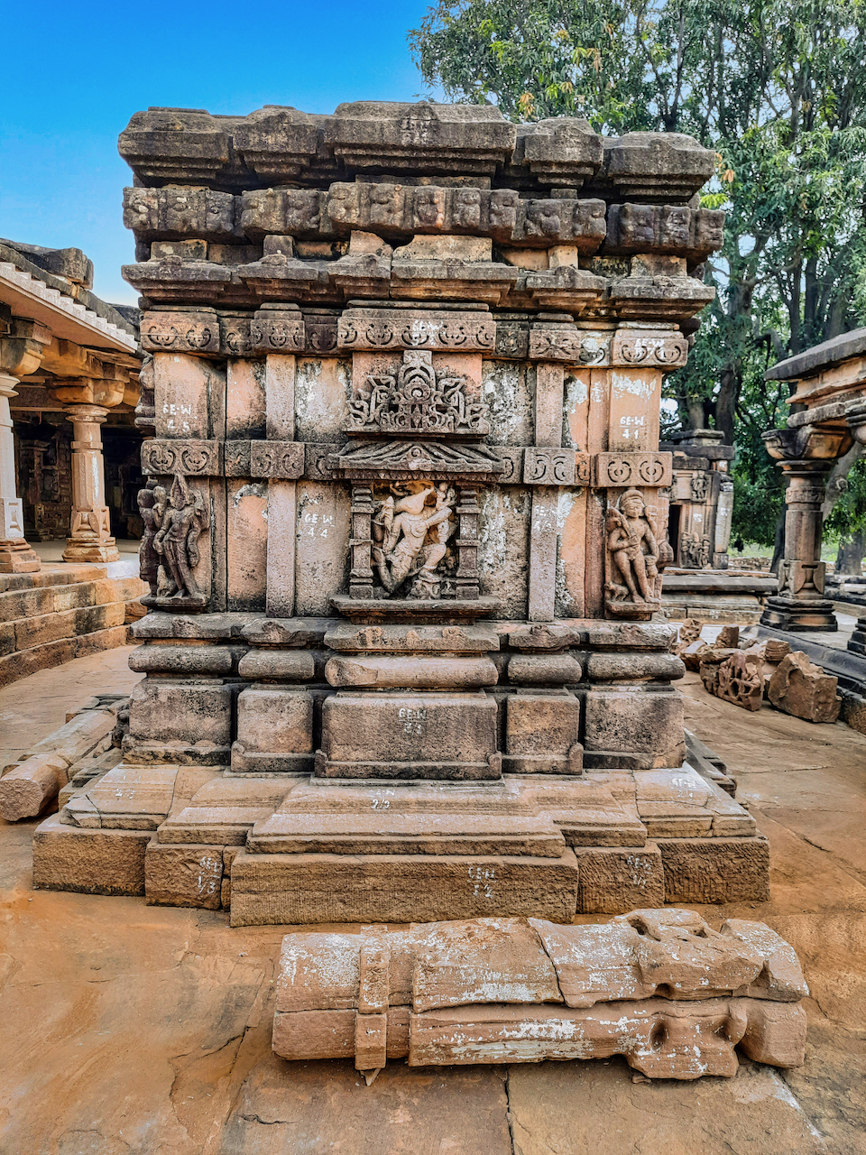 0111921 Kuti group of Hindu temples and Vaishnava monastery, Thubon Madhya Pradesh 211