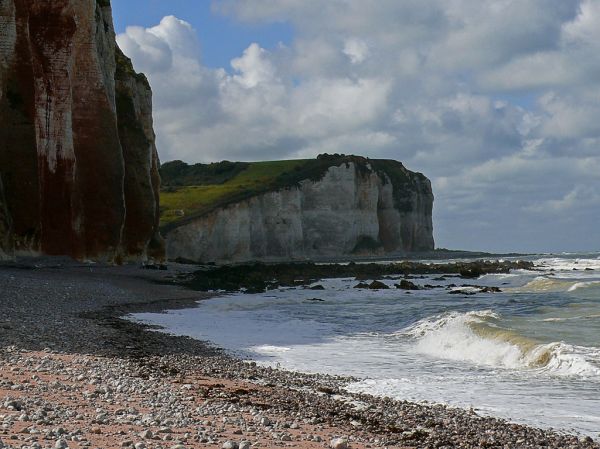2007.09 - 'Low view on cliffs and surf under cloudy light', sea & shore near Petit-Dalle in Normandy France with a quiet sea; French landscape photography, Fons Heijnsbroek