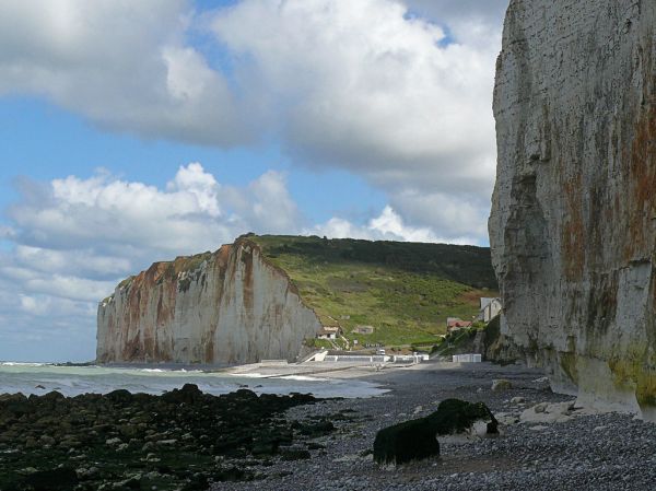 2007.09 - 'Low view over the bay with sun and light cloudy sky above the shore', near Petit-Dalle in Normandy, France with a quiet sea; French landscape photography, Fons Heijnsbroek