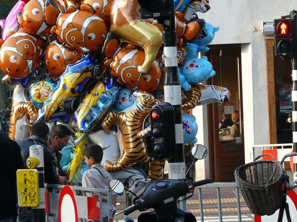 2008.10 - 'Street-view - selling balloons at the street-fair', in the Kinkerstraat in the light of October in Amsterdam, district Oud-WestDutch photo - urban photography by Fons Heijnsbroek, The Nethe...