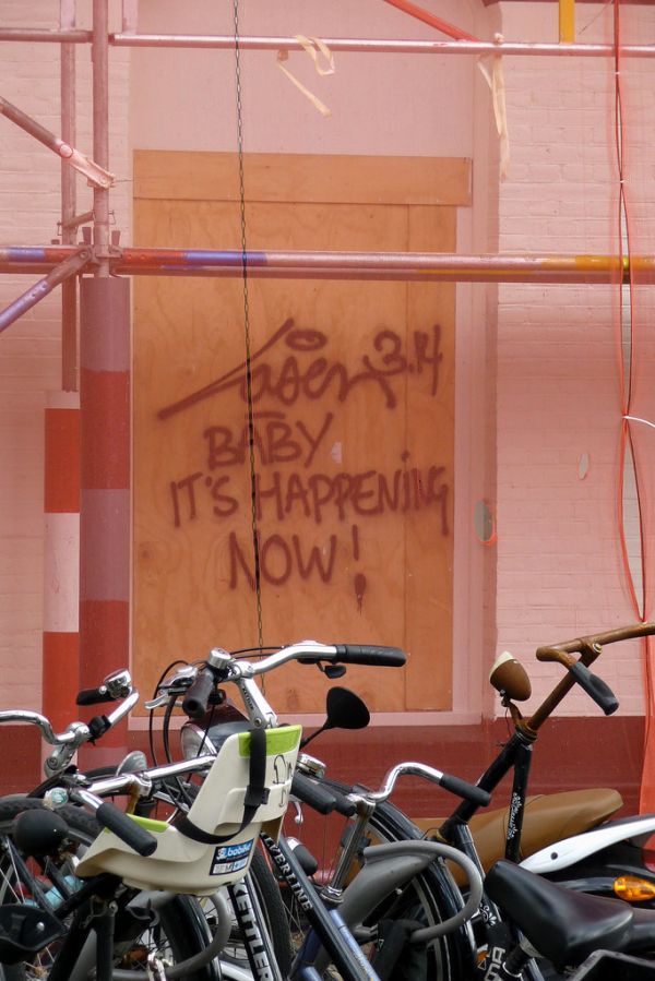 2011.05 - 'Urban street-art graffiti; a graffiti line by the famous Laser 3.14 with his frequent lyrical comments on the walls; geotag free urban picture, in public domain / Commons CCO; city photogra...