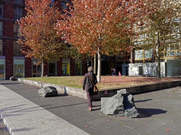 2016.10 - 'Walking on Sunday-afternoon' - Amsterdam photo of Dutch architecture, along a small parc square and residential buildings in Fall - geotagged free urban picture, in public domain / Commons...