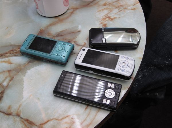 4 Students 4 Phones
