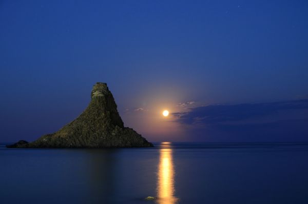 Acitrezza Faraglioni Moon Rise Sicilia Italy Italia - Creative Commons by gnuckx
