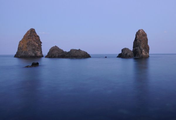 Acitrezza Faraglioni Moon Rise Sicilia Italy Italia - Creative Commons by gnuckx