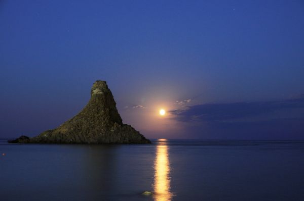 Acitrezza Faraglioni Moon Rise Sicilia Italy Italia - Creative Commons by gnuckx