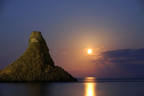 Acitrezza Faraglioni Moon Rise Sicilia Italy Italia - Creative Commons by gnuckx