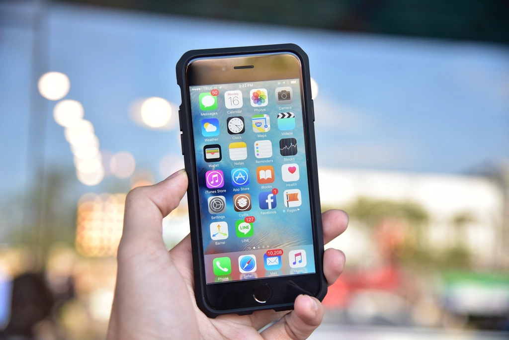 Apple iPhone, social media applications