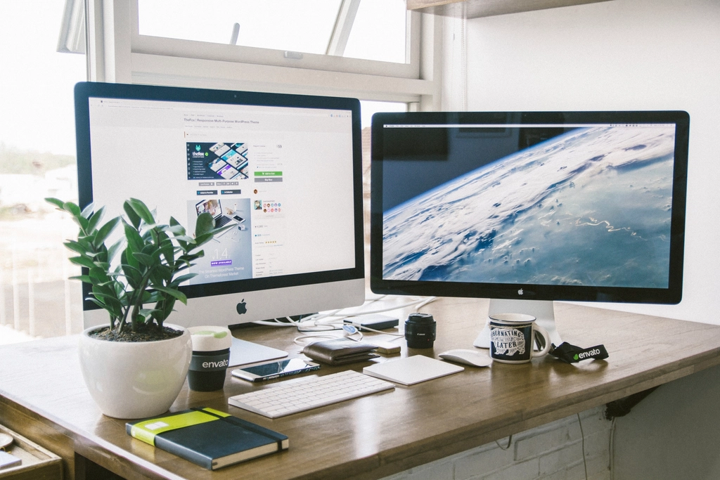 Apple MacMini aesthetic workspace multi-screens
