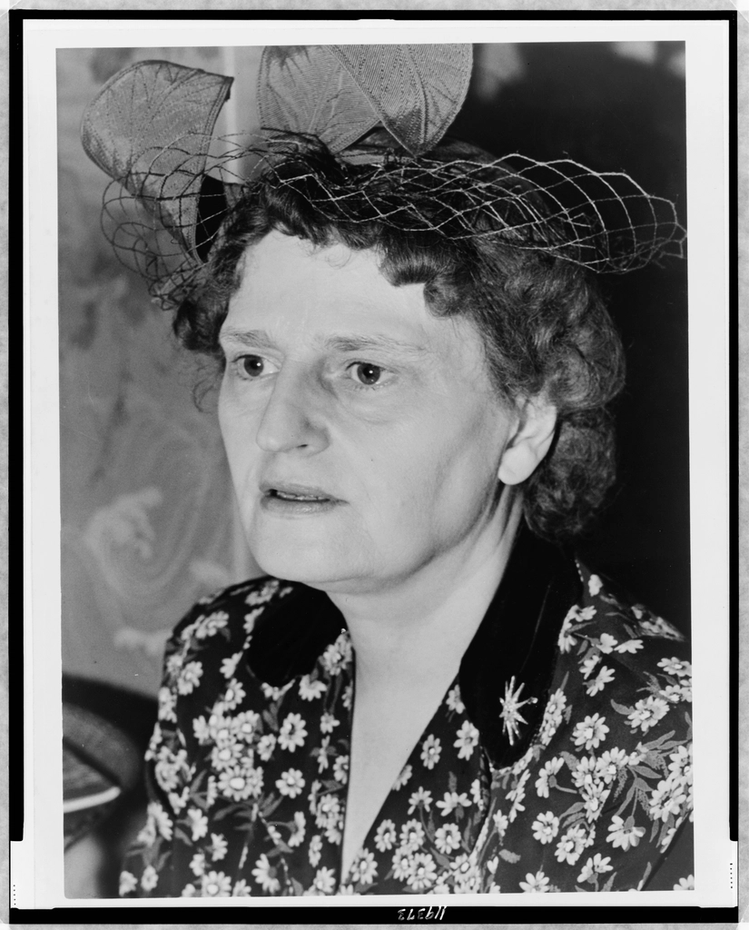 Blair Niles, head-and-shoulders portrait, facing