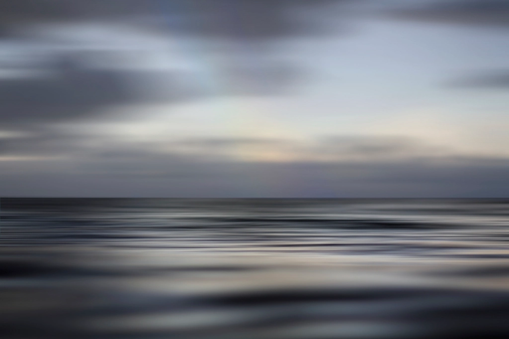 Calm ocean sea horizon shot