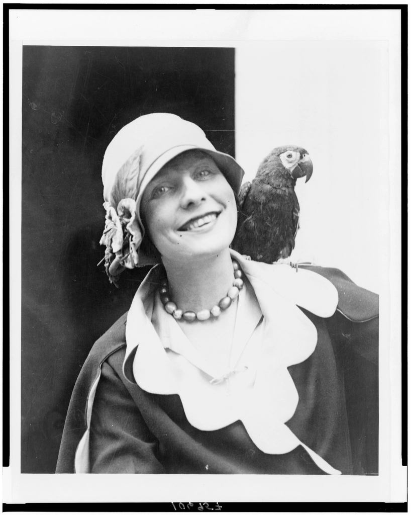 Dorothy Tierney, head-and-shoulders portrait, facing