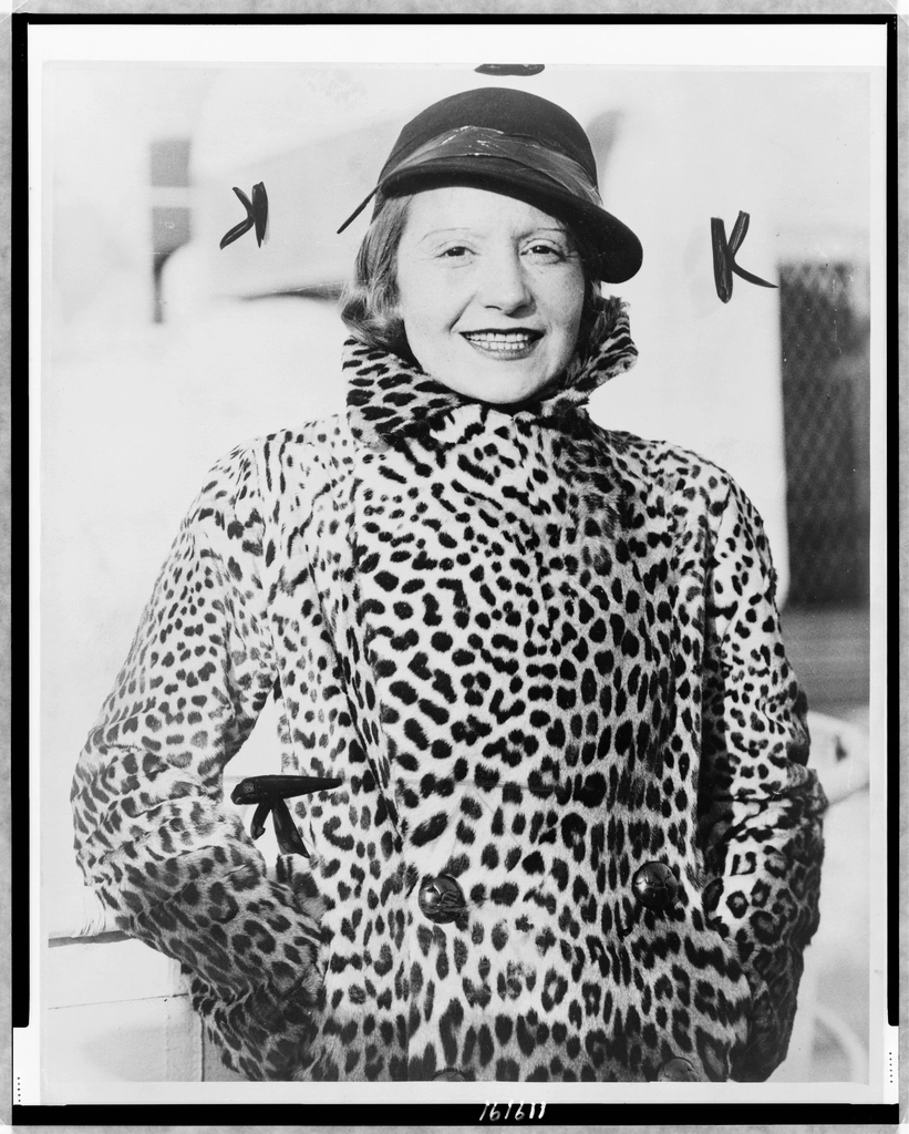 Elisabeth Bergner, half-length portrait, facing