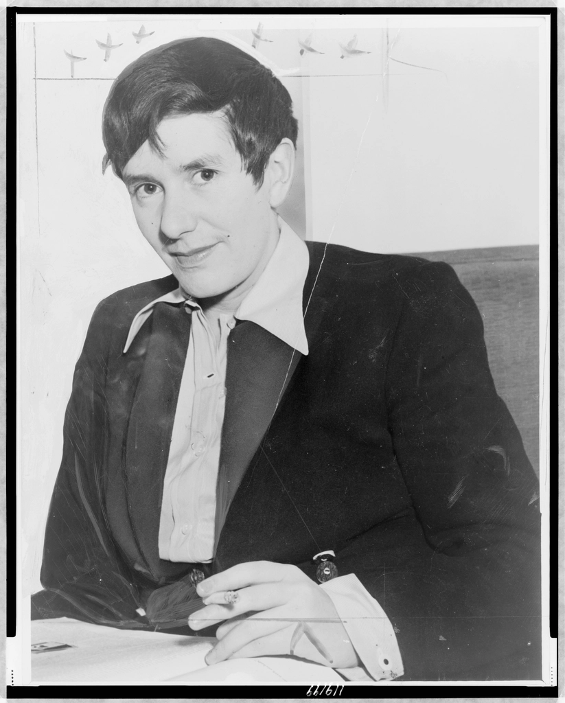 Erika Mann, half-length portrait, facing