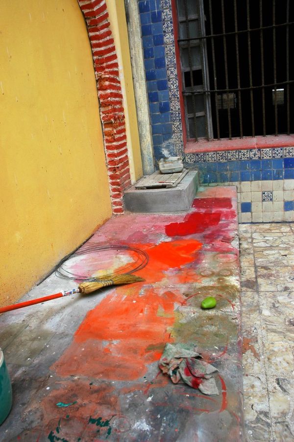 Found abstract painting with wire, broom, rag, arch, bricks, tile, metal grate, and mango, Belmar Hotel floor, South Mazatlan, Sinaloa, Mexico - Encontrado pintura abstracta con alambre e escoba