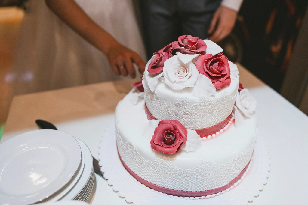 Free bride groom cutting cake