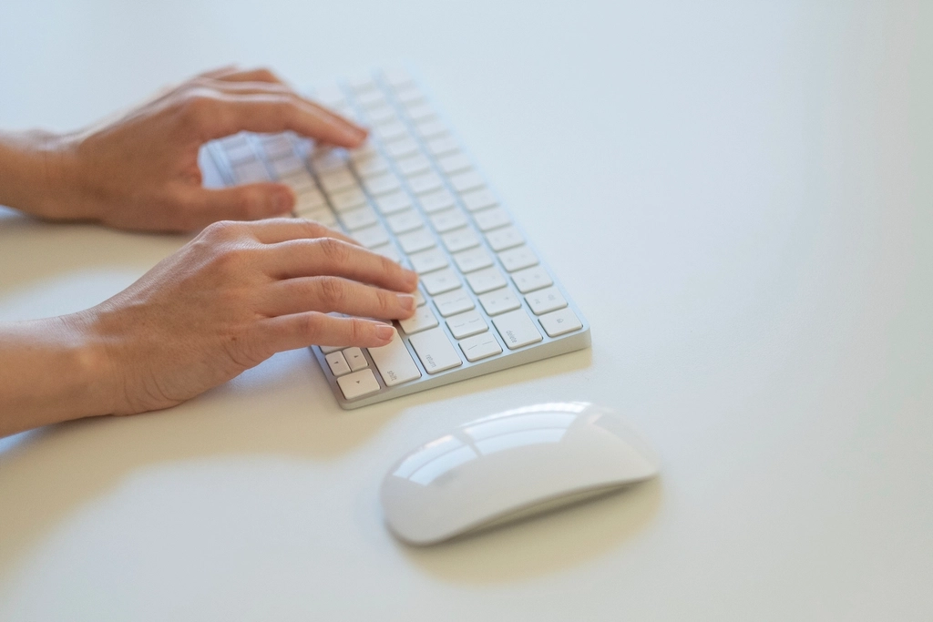 Free hands typing keyboard image