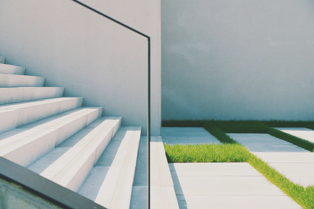 Free minimal staircase grass