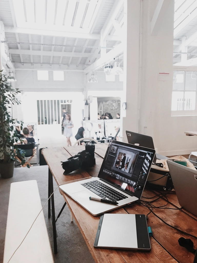 Free office MacBook desk image