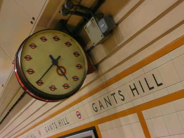 GantsHill-Roundel-Clock-P1270369