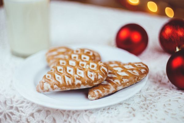 Gingerbread cookies and milk