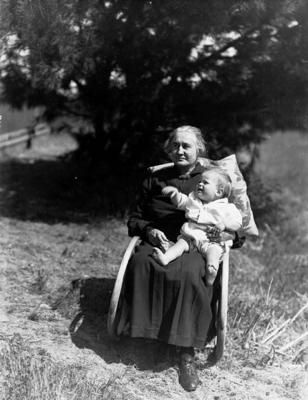 GN09361 Woman holding baby at the Minda Home, Brighton