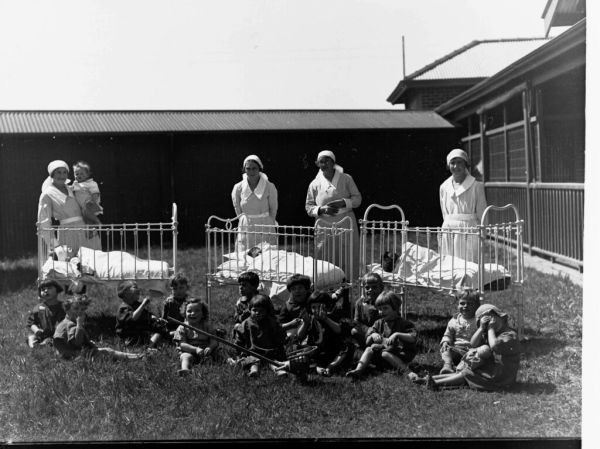 GN09368 Nurses with baby patients at Minda Home Brighton