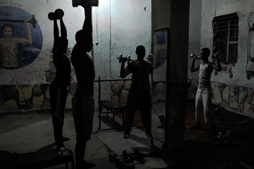 group weight lifters train together