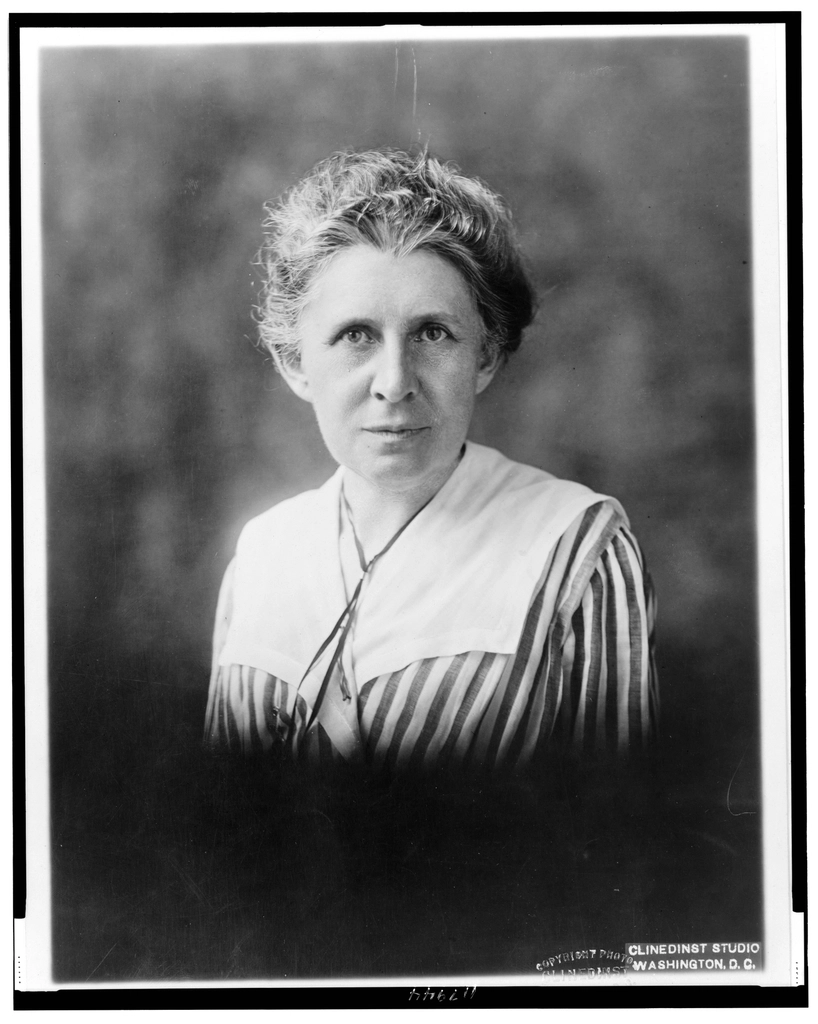 Ida Tarbell, half-length portrait, facing