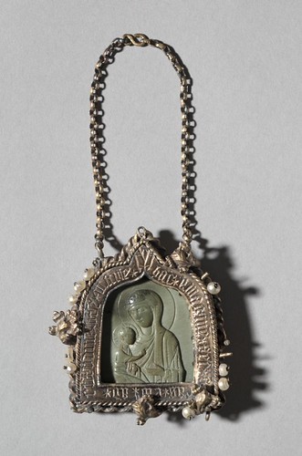 Pendant Icon with the Virgin "Dexiokratousa" and Frame with Winged Bull of Saint Luke on the back pendant 1100s; frame mid-1300s