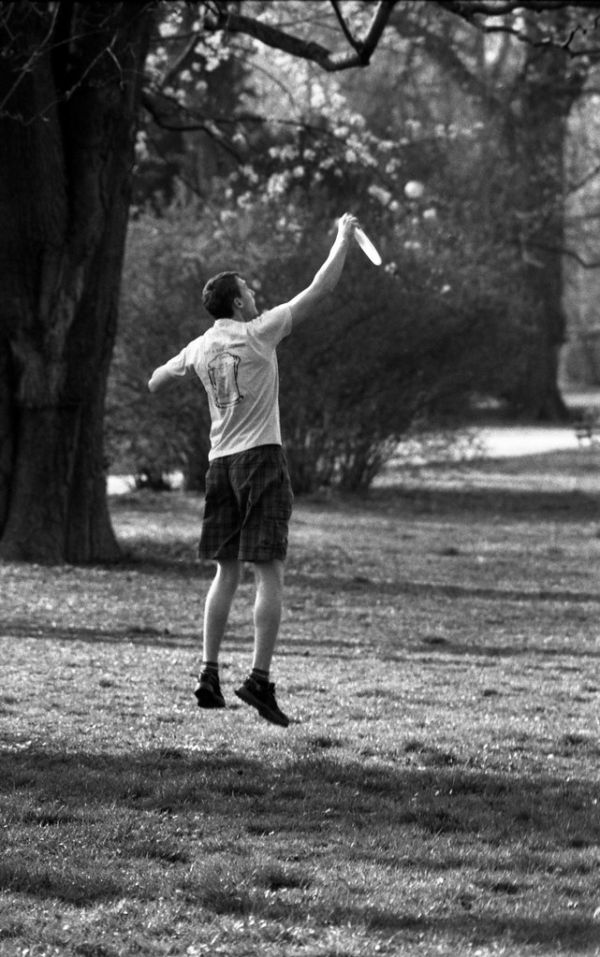 Praktica MTL 5 + Pentacon Electric 4/200 MC - Young Man Catching a Frisbee