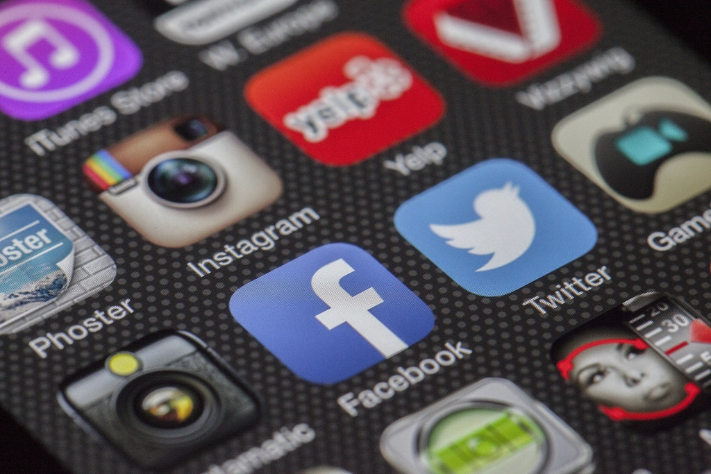 Social media applications mobile screen