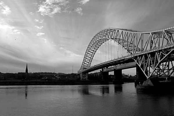 THE SIVER JUBILEE BRIDGE CHESHIRE