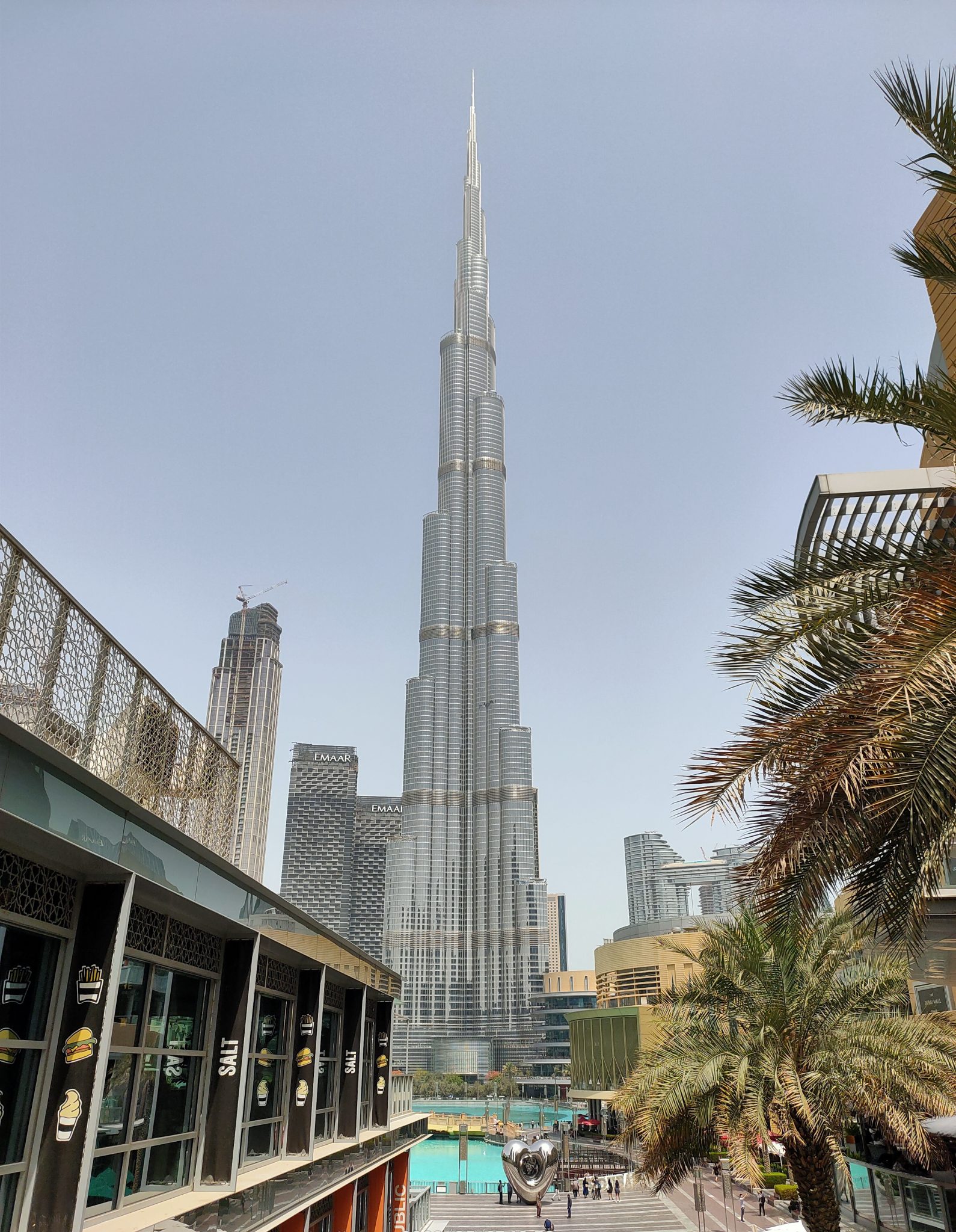 Touching the Sky: A stunning snapshot of the world’s tallest building, the iconic Burj Khalifa in Dubai, reaching unprecedented heights against the city’s skyline.