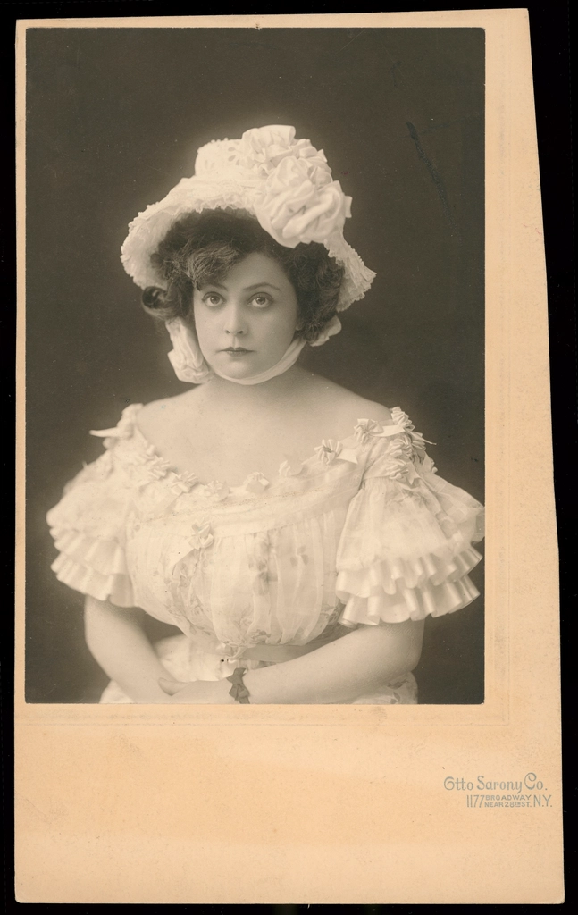 Trixie Friganza, half-length portrait, facing