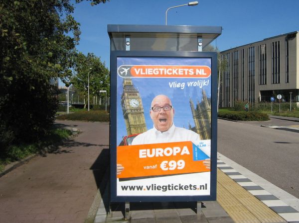 Vliegtickets.nl poster at bus stop
