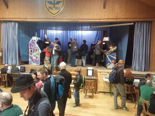 Zockerbühne mit Arcade-Automaten