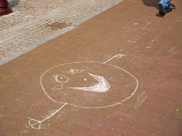 2015.04 - Amsterdam photo of street-art - A child's drawing Smiling Face, in white crayon on the pavement, in the Plantage district; a geotagged free urban picture, in public domain / Commons CCO; cit...