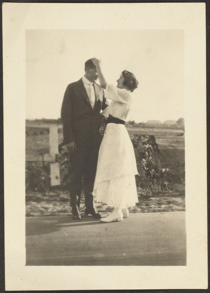 Man Woman Dressed Roadside Louis